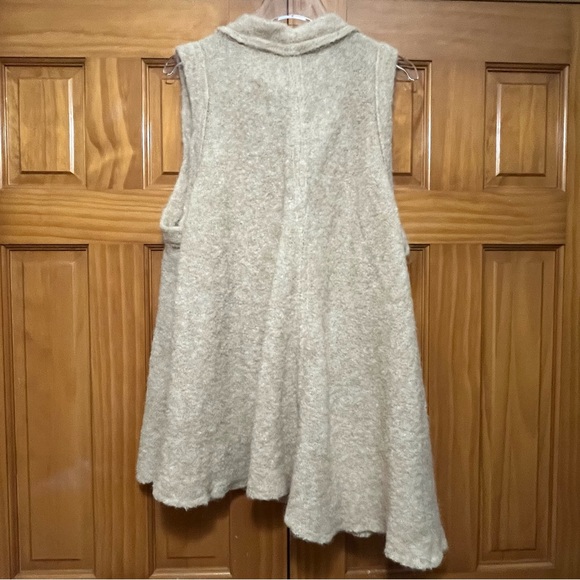 Free People Stand And Deliver Wool Alpaca
Blend Cape Sweater Vest Size Medium - Picture 4 of 12